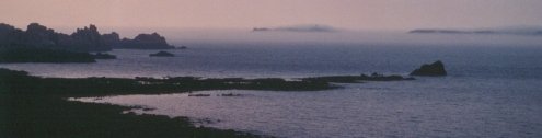 Les les, vues du sentier des douaniers, dans la brume du soir